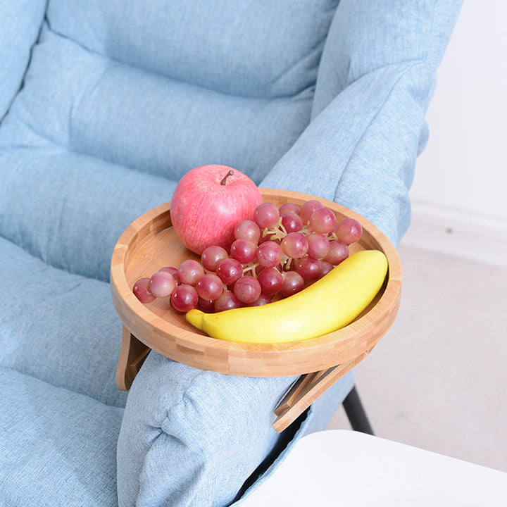 "Soffarmsbricka i bambu med vikbar design, naturfärg, som passar alla soffor för praktisk förvaring av snacks och drycker."
