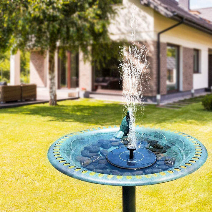 "Solcellsdriven fontänpump i trädgård; justerbara munstycken i solglans, skapar vacker och miljövänlig vatteneffekt."