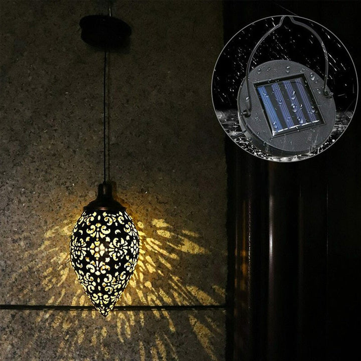 "Soldriven trädgårdslampa IP55 i rostfritt stål med elegant design, lyser upp utomhusmiljö och står emot väder."