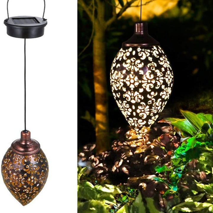 "Soldriven trädgårdslampa IP55 i rostfritt stål med elegant design, lyser upp utomhusmiljö och står emot väder."