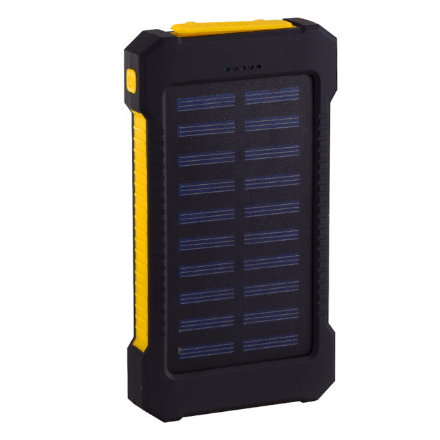 "Solladdad stötsäker powerbank 10000mAh, robust med dubbla USB-portar och LED-lampa i olika färger."