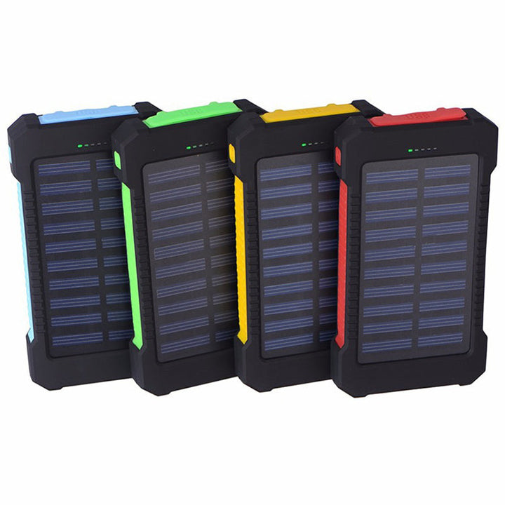 "Solladdad stötsäker powerbank 10000mAh, robust med dubbla USB-portar och LED-lampa i olika färger."