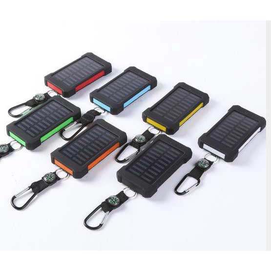 "Solladdad stötsäker powerbank 10000mAh, robust med dubbla USB-portar och LED-lampa i olika färger."