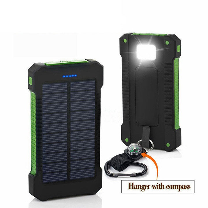 "Solladdad stötsäker powerbank 10000mAh, robust med dubbla USB-portar och LED-lampa i olika färger."