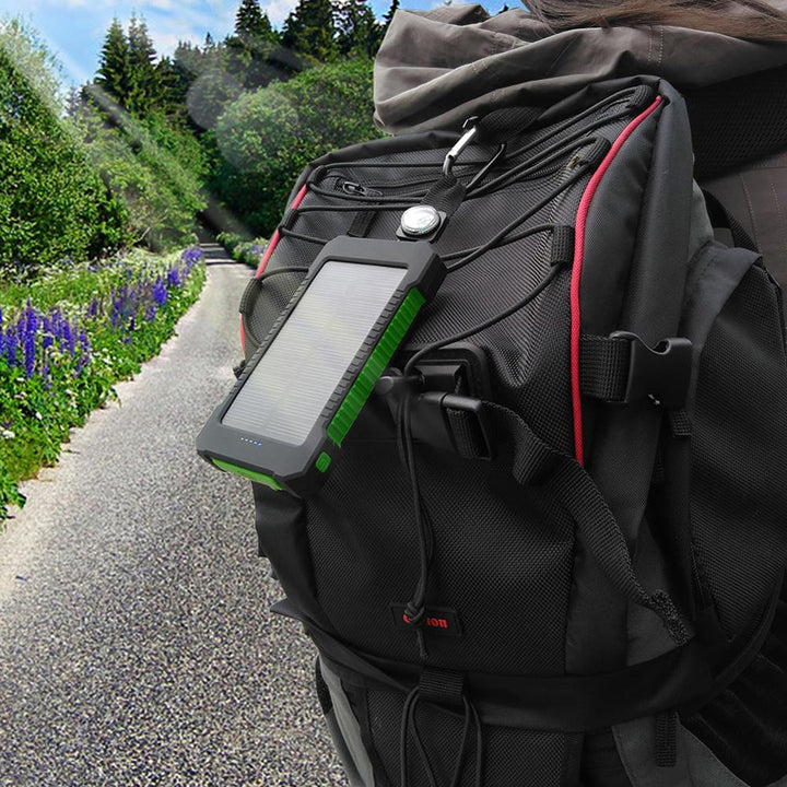 "Solladdad stötsäker powerbank 10000mAh, robust med dubbla USB-portar och LED-lampa i olika färger."