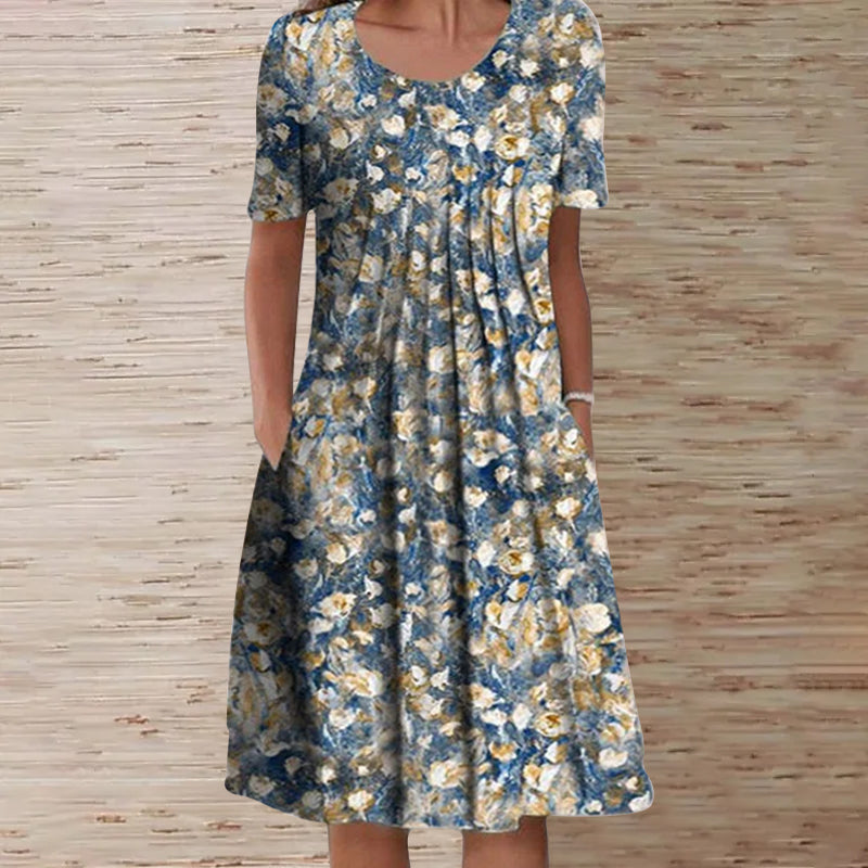 "Somrig blommig damklänning med korta ärmar, rund hals och feminin look, perfekt för avslappnade sommaräventyr."