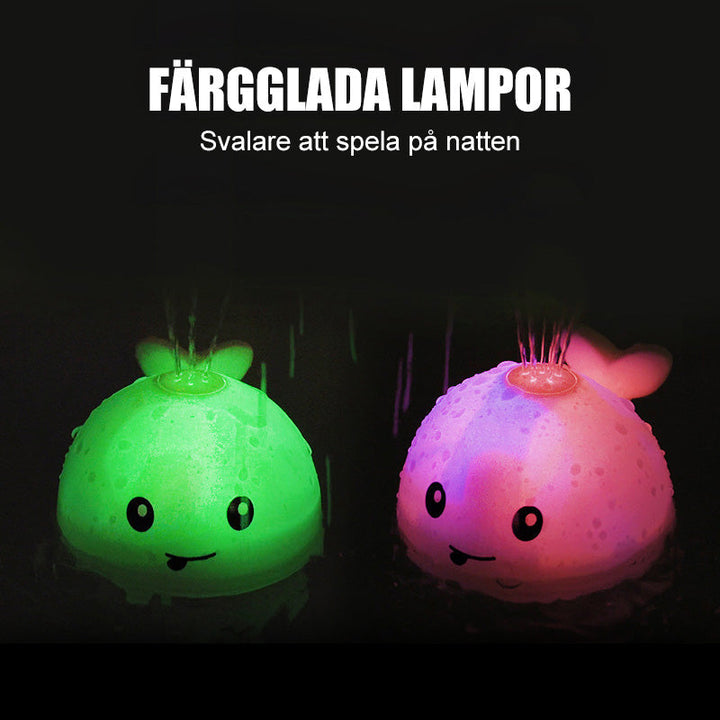 "Söt 2 i 1 vattenspray badleksak för barn i valform med blinkande ljus och roterande funktion för roligt bad."