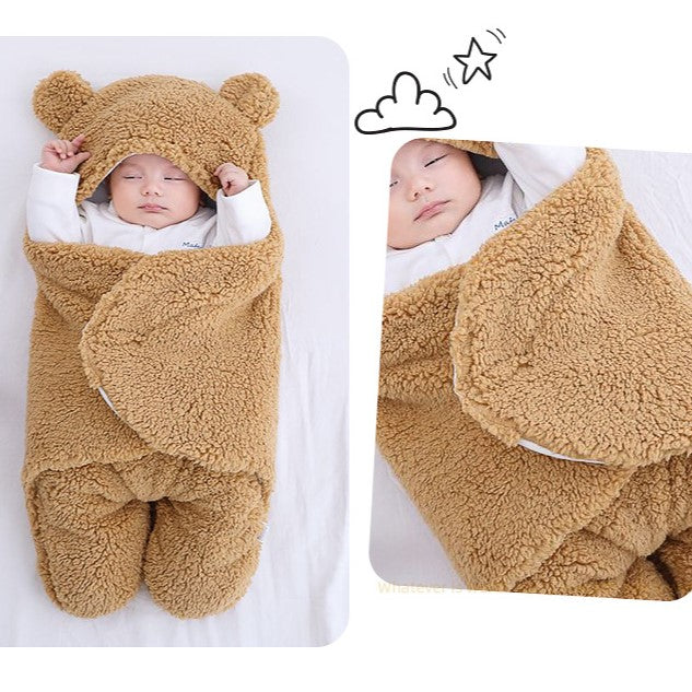 "Söt björn-mönstrad baby sovpåse i mjukt bomull, med vadderade öron. Perfekt för säker och bekväm sovstund."
