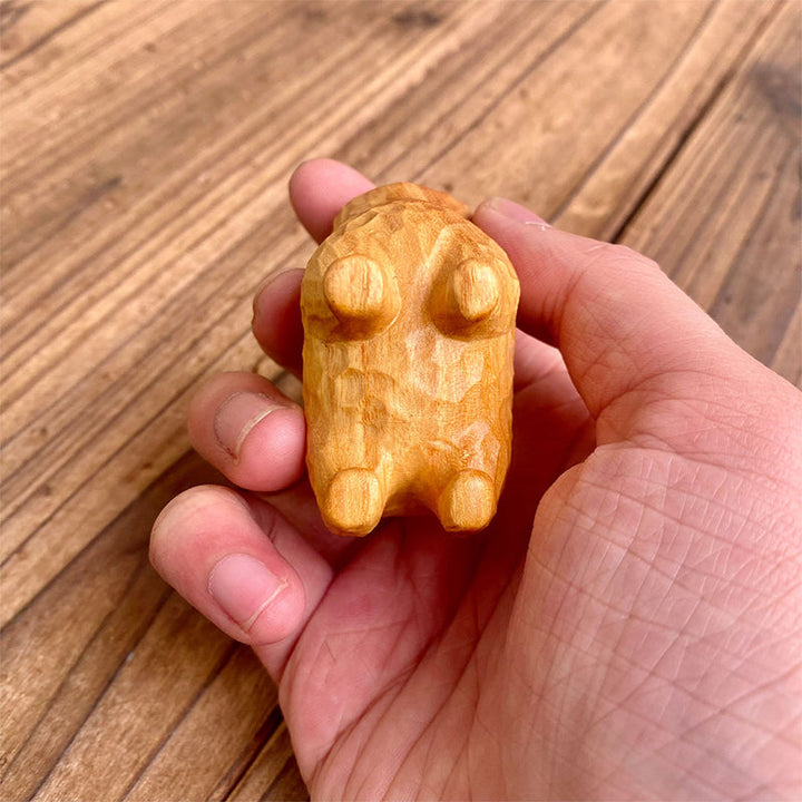 "Söt handgjord träkatt skulptur 5cm, elegant linjer, detaljarbete i buxbom, perfekt dekorationsaccessoar."
