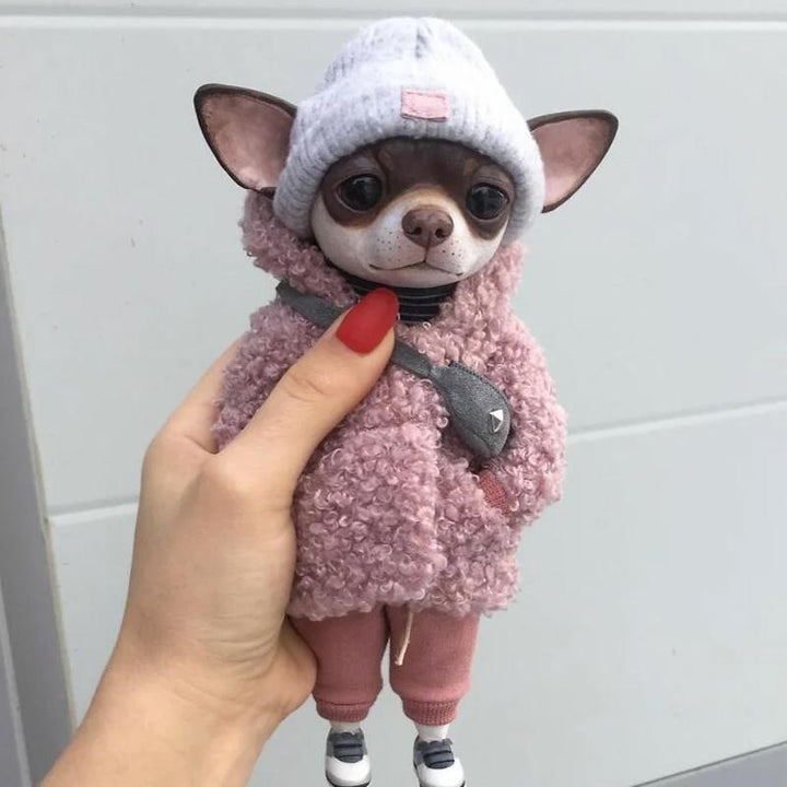 "Söt harts djurskulptur av hundraser som chihuahua och mops, detaljerad i modekläder, perfekt som hemaccessoar."