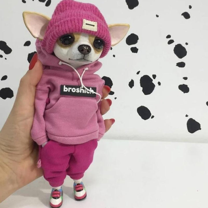 "Söt harts djurskulptur av hundraser som chihuahua och mops, detaljerad i modekläder, perfekt som hemaccessoar."