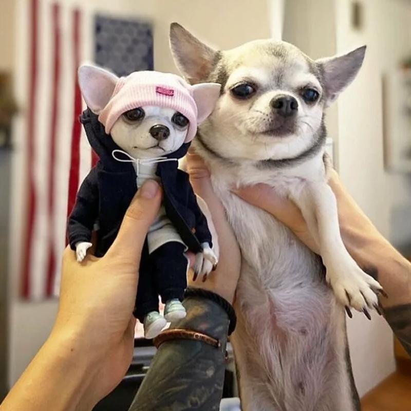 "Söt harts djurskulptur av hundraser som chihuahua och mops, detaljerad i modekläder, perfekt som hemaccessoar."