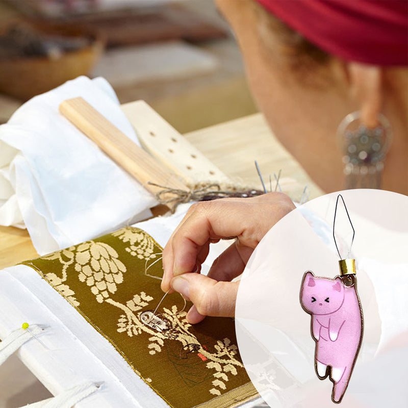 "Söt katt nålgängare i olika färger för enkel nålträdning, funktionell och stilfull accessoar för broderi."