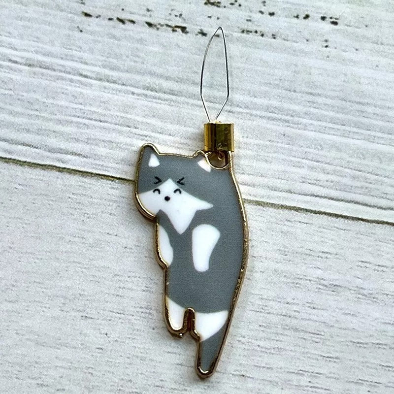 "Söt katt nålgängare i olika färger för enkel nålträdning, funktionell och stilfull accessoar för broderi."