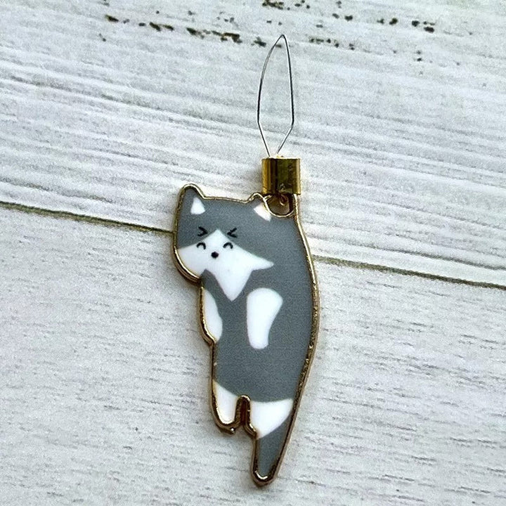 "Söt katt nålgängare i olika färger för enkel nålträdning, funktionell och stilfull accessoar för broderi."