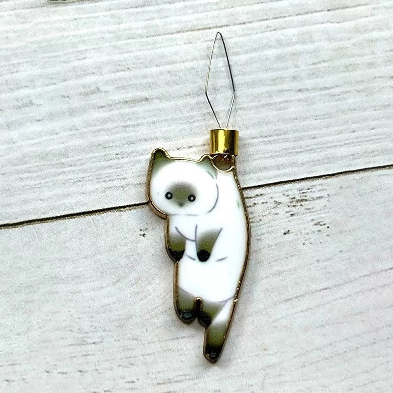 "Söt katt nålgängare i olika färger för enkel nålträdning, funktionell och stilfull accessoar för broderi."