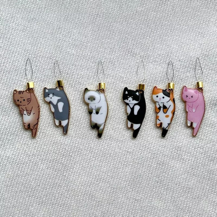 "Söt katt nålgängare i olika färger för enkel nålträdning, funktionell och stilfull accessoar för broderi."