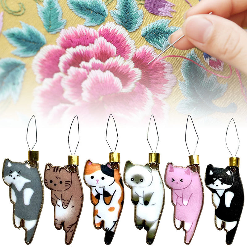 "Söt katt nålgängare i olika färger för enkel nålträdning, funktionell och stilfull accessoar för broderi."