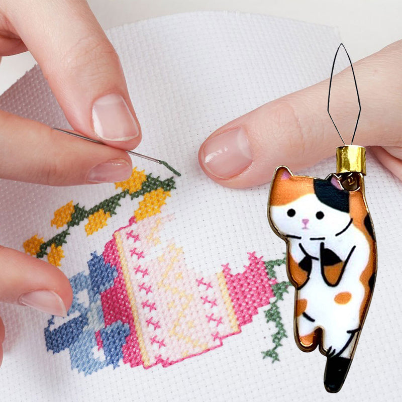 "Söt katt nålgängare i olika färger för enkel nålträdning, funktionell och stilfull accessoar för broderi."
