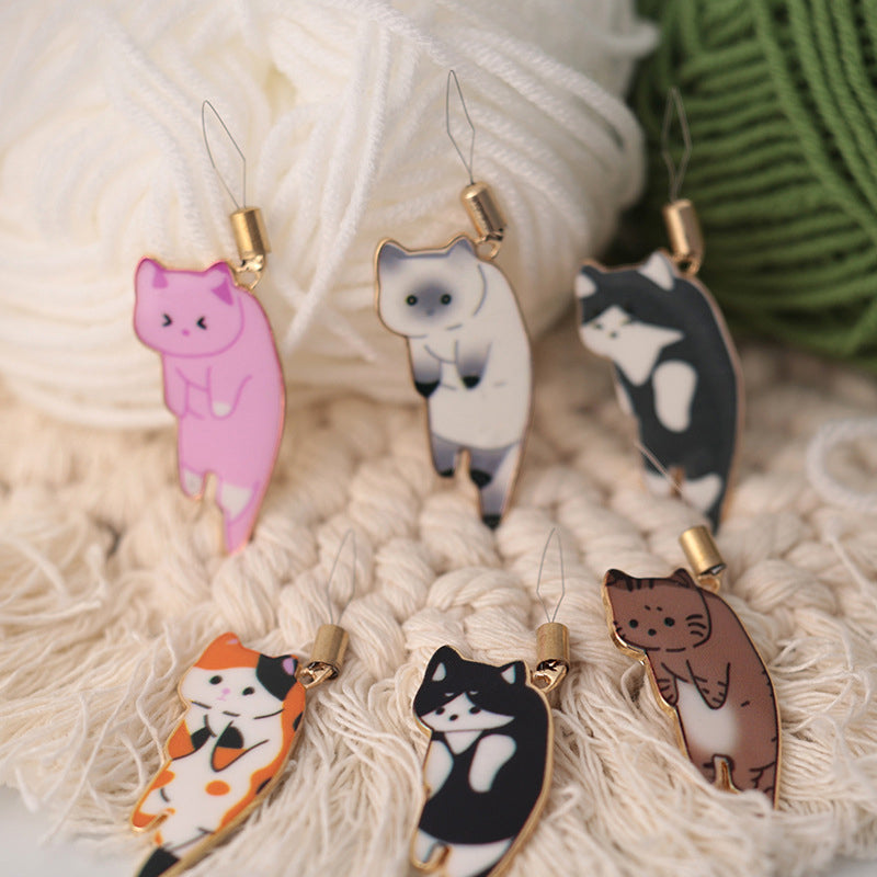 "Söt katt nålgängare i olika färger för enkel nålträdning, funktionell och stilfull accessoar för broderi."