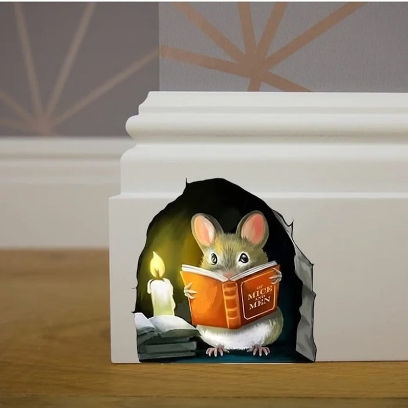 "Söt musväggdekal som läser bok, perfekt för heminredning. Skapar en mysig atmosfär och passar barnkammare och vardagsrum."