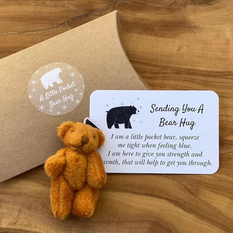 "Söt plysch björn nyckelring i ljusbrun färg, liten och mjuk, perfekt accessoar för väskor och nycklar."