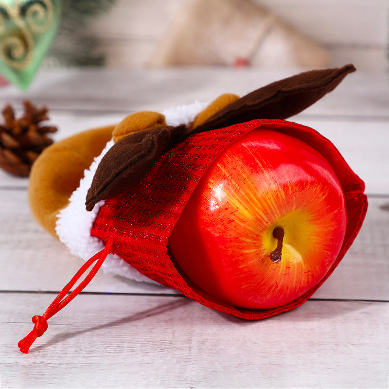 "Söta julklappspåsar med snögubbe-, ren- och tomtemotiv av hållbart tyg, idealiska för små gåvor och dekoration."