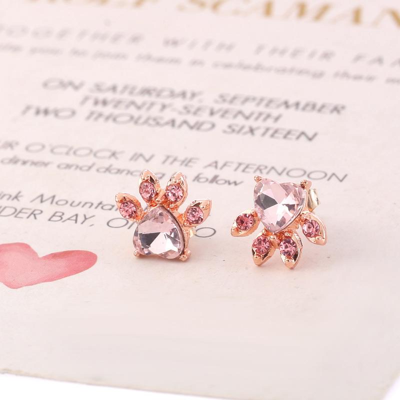 "Söta rosa guldfyllda katt tass örhängen, roséguld finish med kubisk zirconia för kvinnor, elegant och lekfull design."