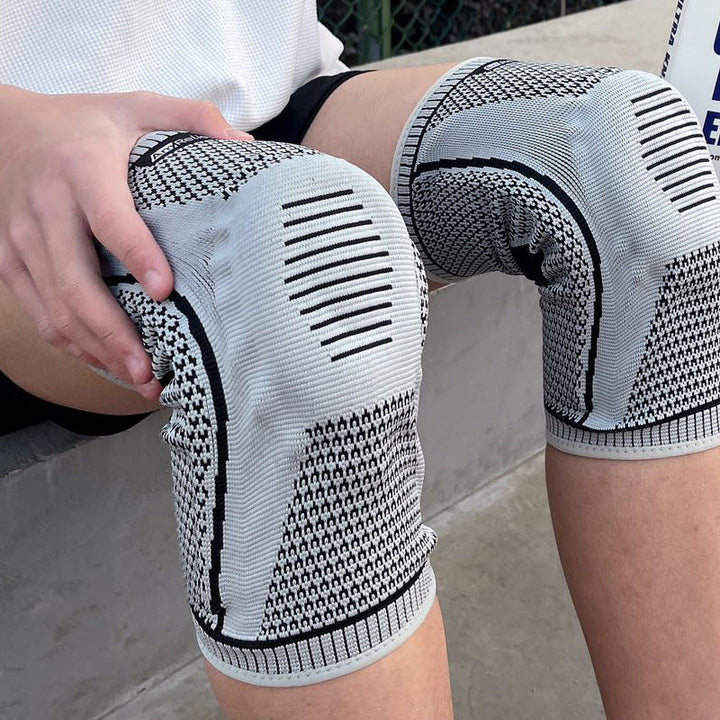 "Sportknästöd unisex i svart med 'side-bolsters' för extra stöd, ger smärtfri rörelse under aktivitet, flera färgval."