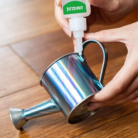 "Starkt universal lim med snabb torktid, tydlig tub-design, precisionstips för exakt applicering på alla material."