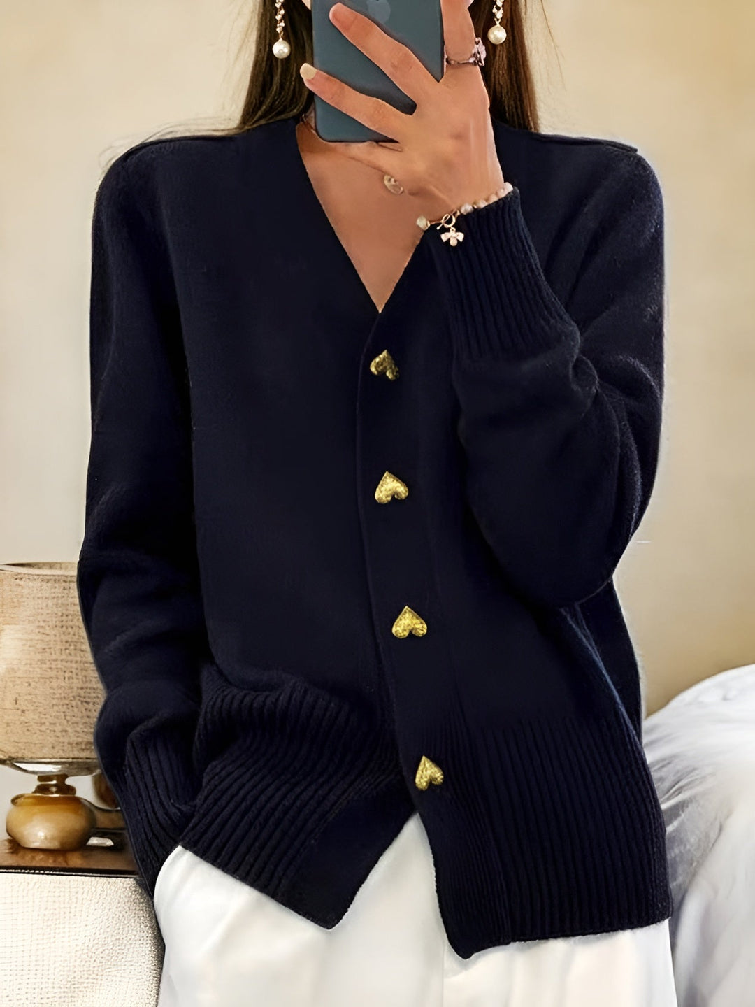 "Stickad cardigan med dekorativa knappar, mjuk textur, perfekt för alla tillfällen, damtröjor och cardigans."