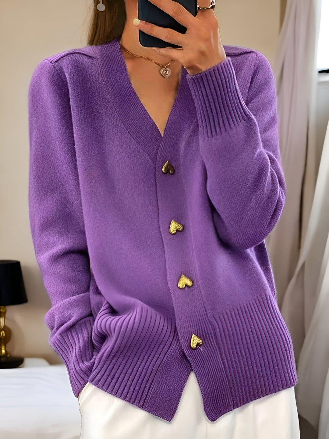 "Stickad cardigan med dekorativa knappar, mjuk textur, perfekt för alla tillfällen, damtröjor och cardigans."