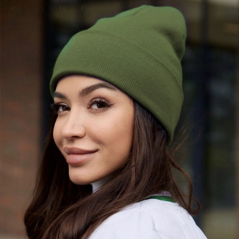 "Stickad dammössa med satinlining i blått, värmande material, modern design, erbjuder skydd och stil för kalla dagar."