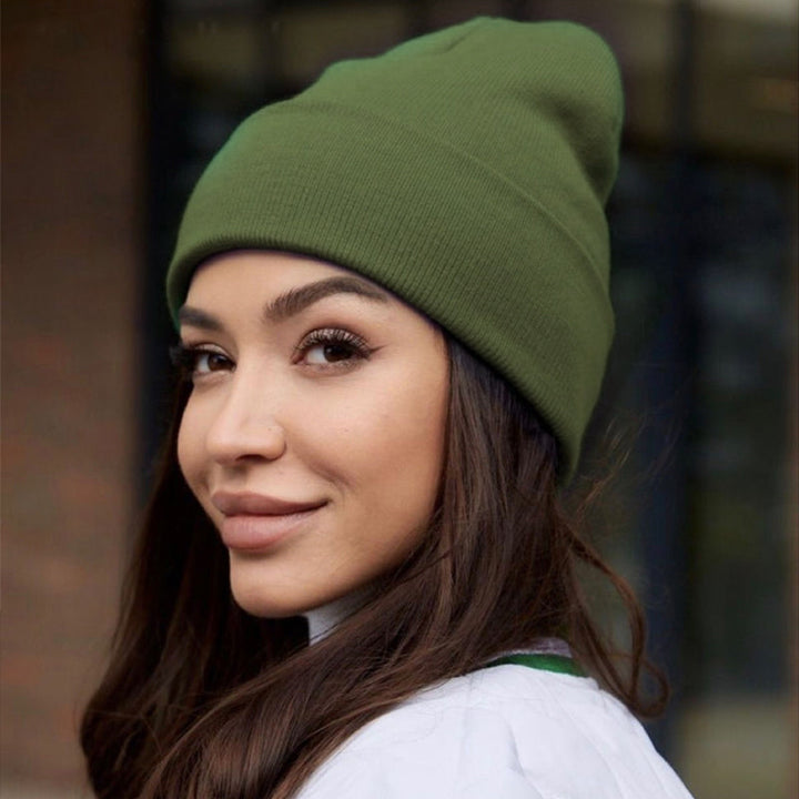 "Stickad dammössa med satinlining i blått, värmande material, modern design, erbjuder skydd och stil för kalla dagar."