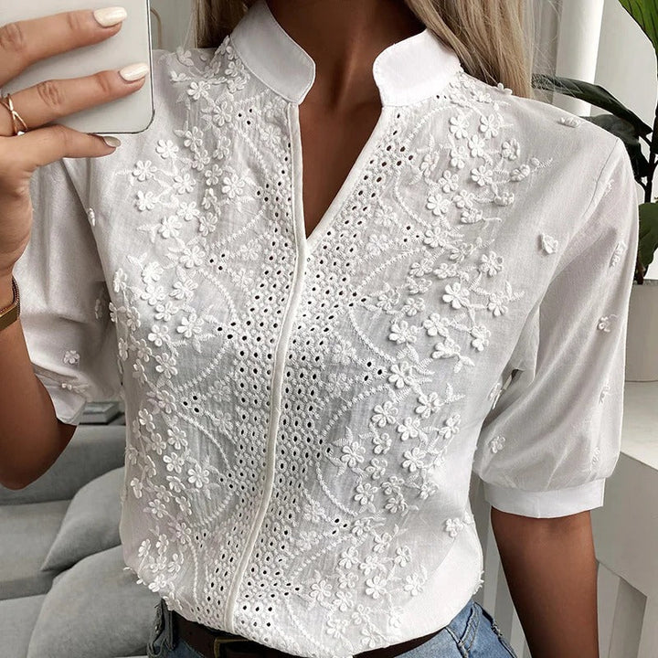 "Stilfull broderad blus för kvinnor med v-ringning, unikt broderimönster och avslappnad passform för vår och sommar."