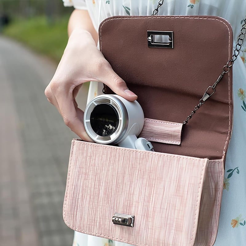 "Stilfull hopfällbar handhållen turbinfläkt, kompakt för resor och hem. 180° justerbar med 3-i-1 funktion."