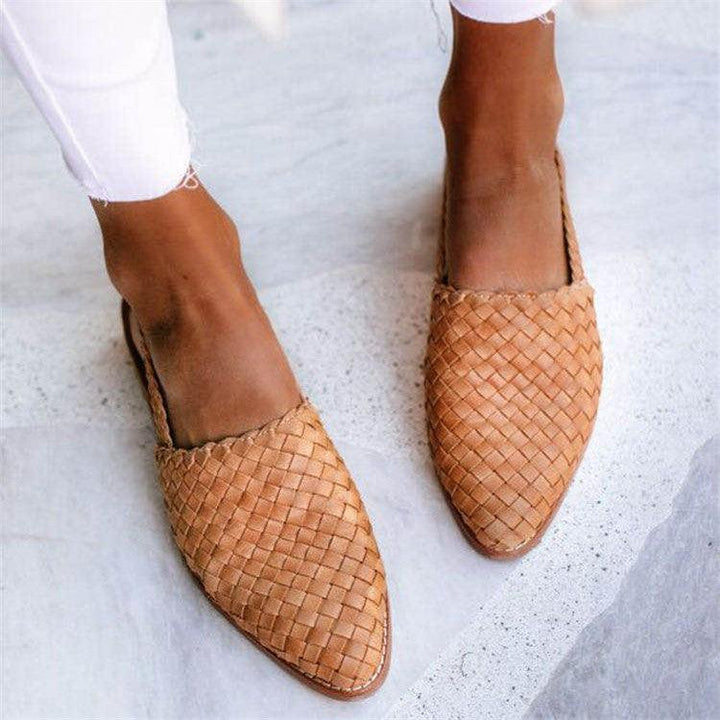 Stilfulla vävda damskor i blått och mörkbrunt, handvävd läderdesign med flexibel sula för komfort och elegans.