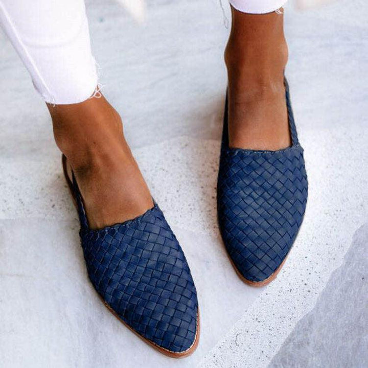 Stilfulla vävda damskor i blått och mörkbrunt, handvävd läderdesign med flexibel sula för komfort och elegans.