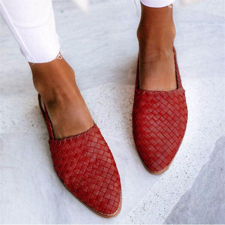 Stilfulla vävda damskor i blått och mörkbrunt, handvävd läderdesign med flexibel sula för komfort och elegans.