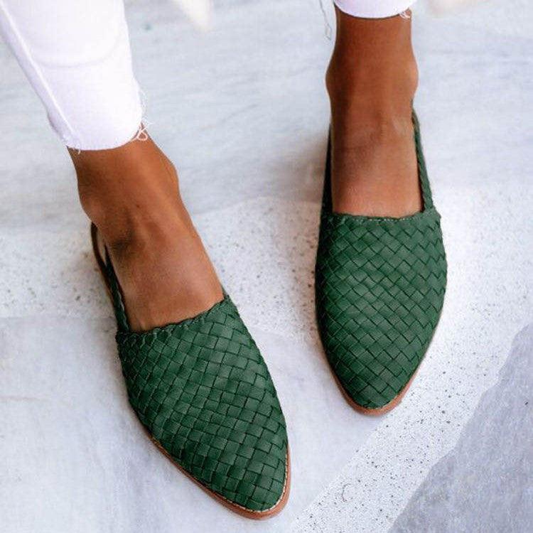 Stilfulla vävda damskor i blått och mörkbrunt, handvävd läderdesign med flexibel sula för komfort och elegans.