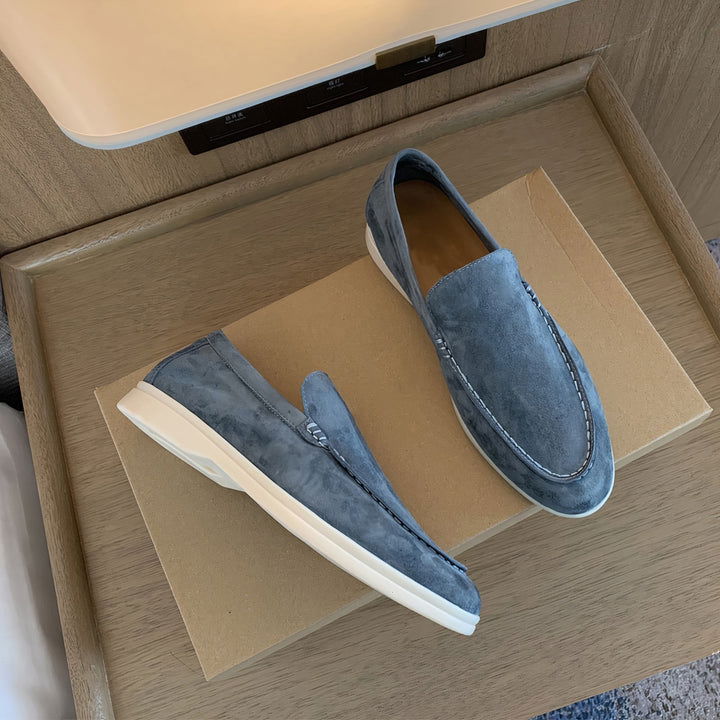 "Stiliga herr loafers i mjuk mocka med elegant design och robust gummisula med anti-slip för tryggt grepp."