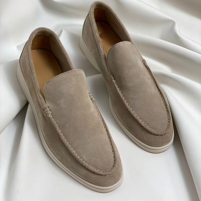 "Stiliga herr loafers i mjuk mocka med elegant design och robust gummisula med anti-slip för tryggt grepp."