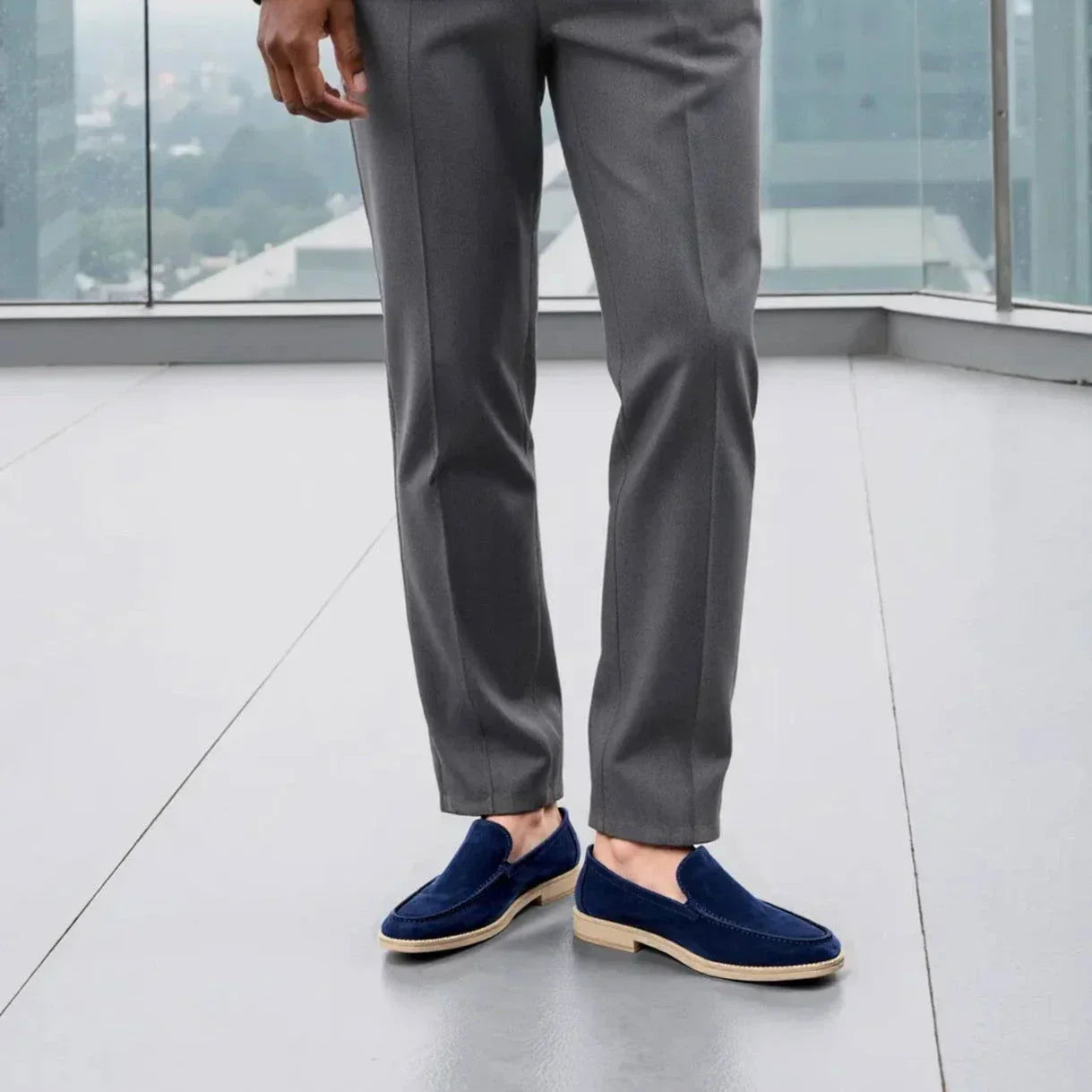 "Stiliga herr loafers i mjuk mocka med elegant design och robust gummisula med anti-slip för tryggt grepp."
