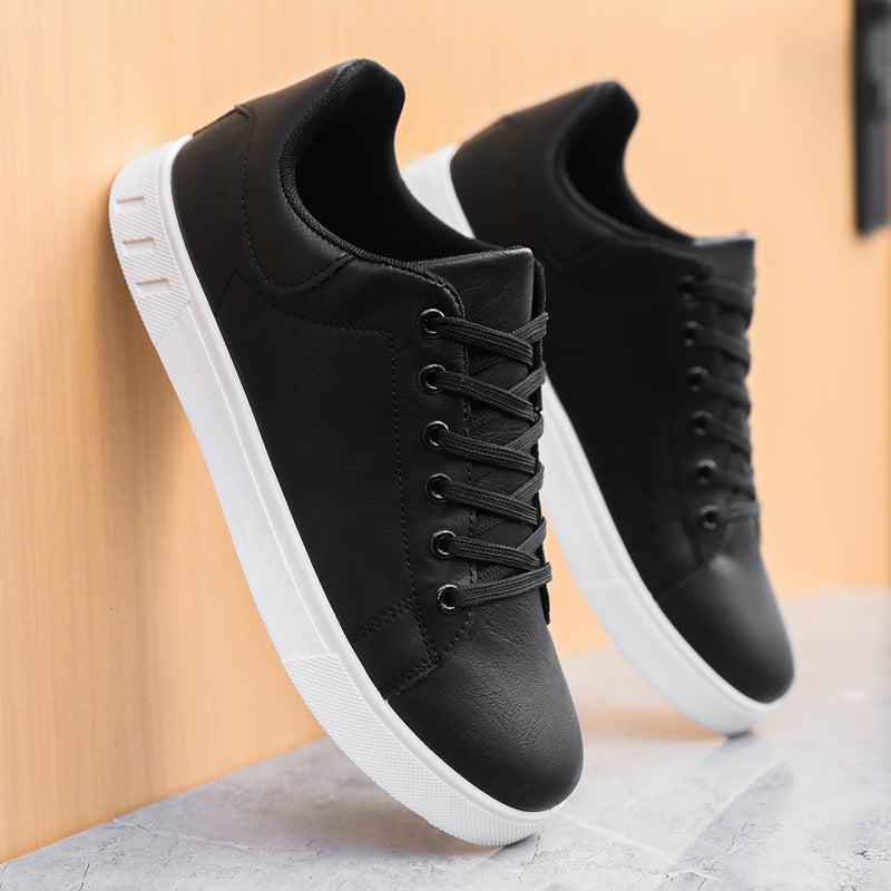 "Stiliga herrsneakers i mörkbrun med konstläder och gummisula, runda tår och andningsbart meshfoder, för stil och komfort."