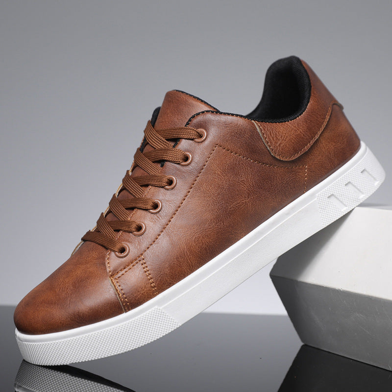 "Stiliga herrsneakers i mörkbrun med konstläder och gummisula, runda tår och andningsbart meshfoder, för stil och komfort."