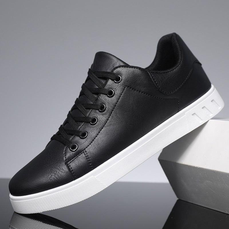 "Stiliga herrsneakers i mörkbrun med konstläder och gummisula, runda tår och andningsbart meshfoder, för stil och komfort."
