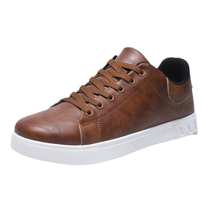 "Stiliga herrsneakers i mörkbrun med konstläder och gummisula, runda tår och andningsbart meshfoder, för stil och komfort."