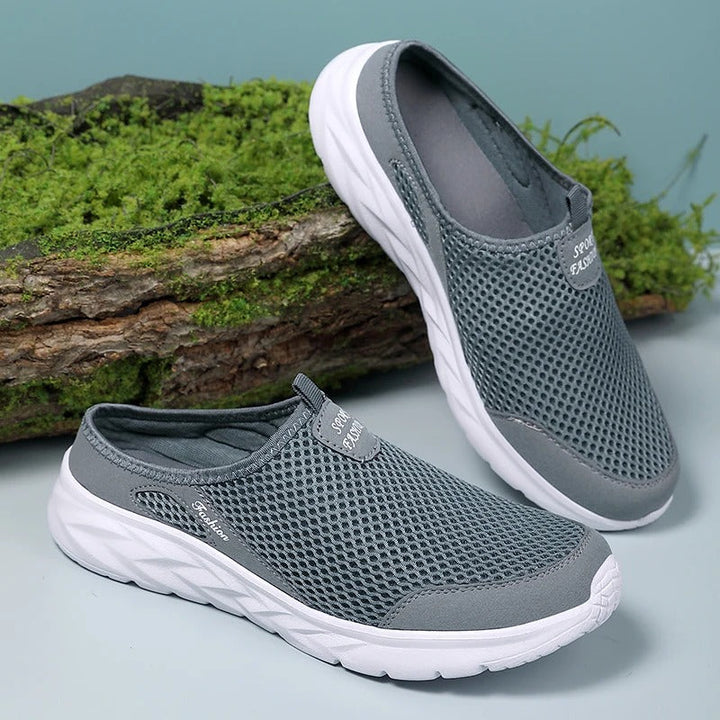 "Stiliga och andningsbara herrtofflor i mesh med baköppen design, perfekt för hemmabruk och sommarkvällar."