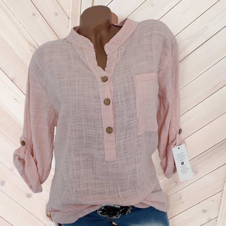 "Stilren dam V-ringad blus av bomull och linne, med praktiska fickor och ledig passform perfekt för alla tillfällen."