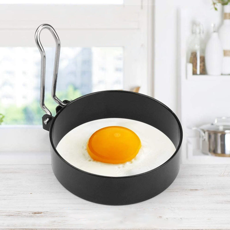 "Stilren non-stick omeletring i rostfritt stål med vikbart handtag, perfekt för ägg och pannkakor i köket."